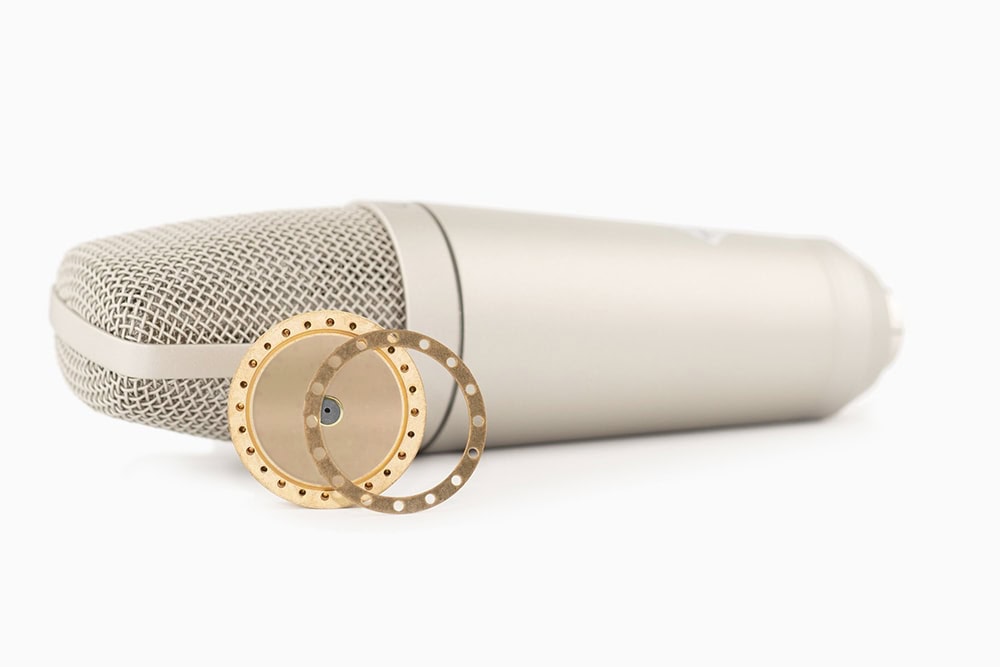 Goldbeschichtete WMK-13 Mikrofonkapsel vor dem WeissKlang V13